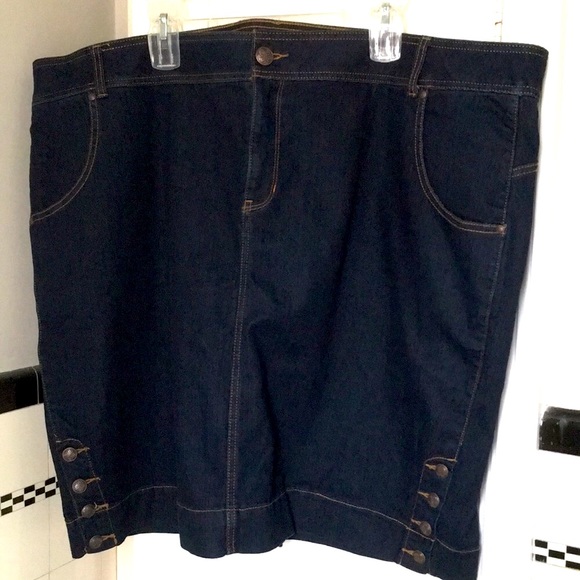 28w Lane Bryant Denim Pencil Skirt ✏️with Button Detail - Picture 9 of 17